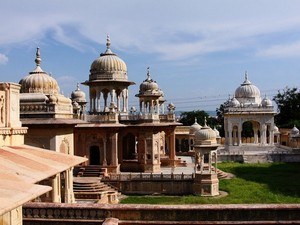 places to visit between jaisalmer and udaipur