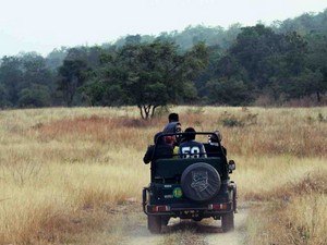 Hinauta Jeep / Canter Safari