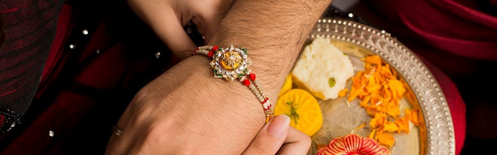 top-5-trendy-travel-related-rakhi-gift-ideas-for-brother-trawell-blog